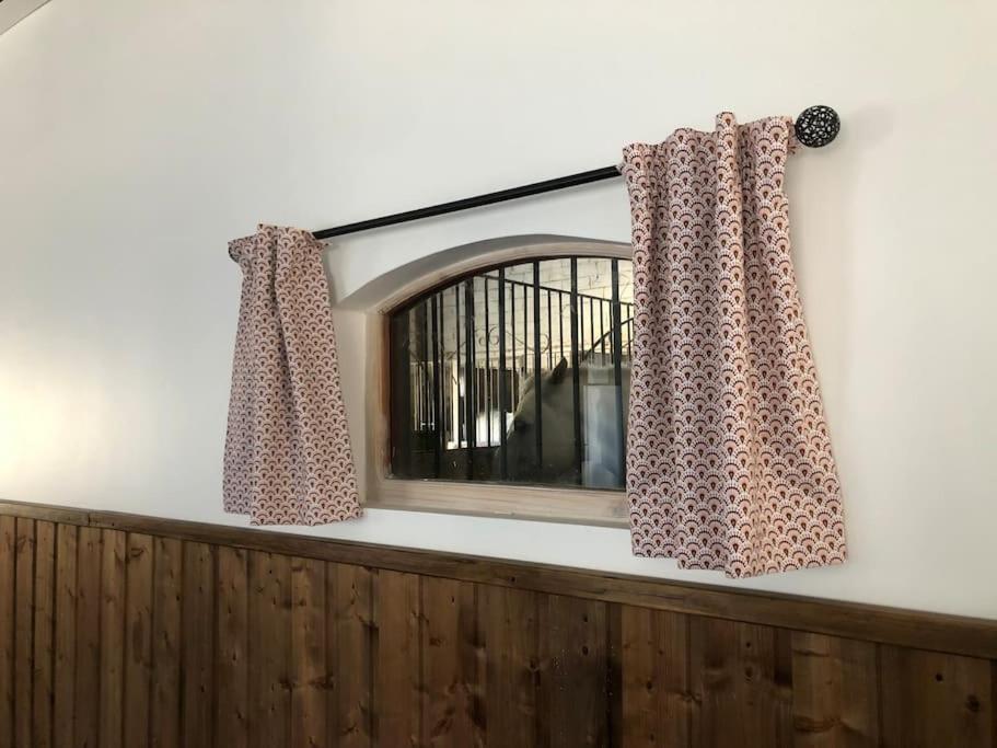 Logement Insolite Au Coeur D'Une Ecurie Arles Esterno foto