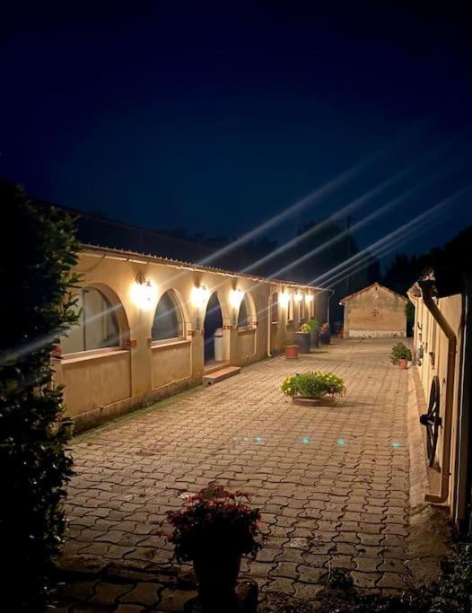 Logement Insolite Au Coeur D'Une Ecurie Arles Esterno foto